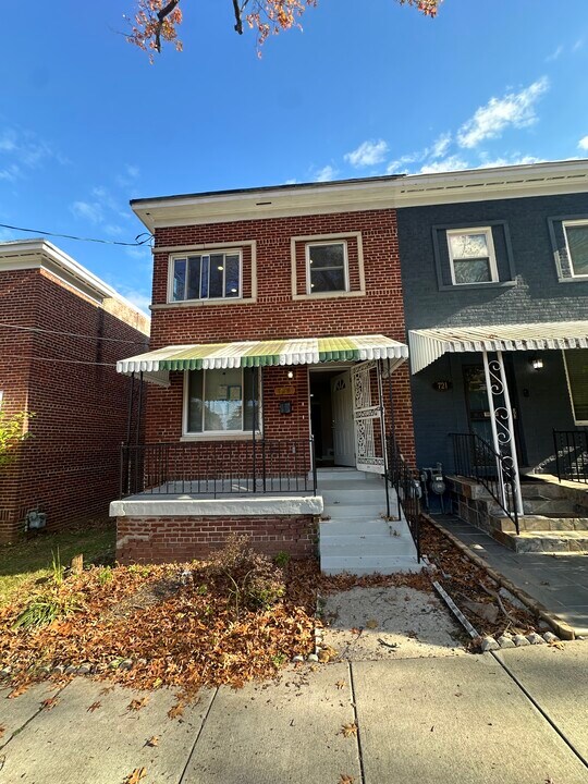723 Oneida Pl NW in Washington, DC - Foto de edificio
