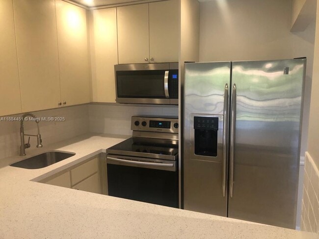 6540 W 26th Dr in Hialeah, FL - Building Photo - Building Photo
