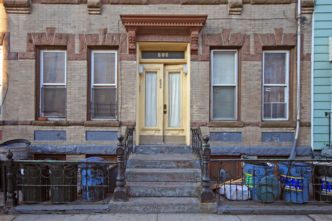 686 Onderdonk Ave in Flushing, NY - Building Photo - Building Photo