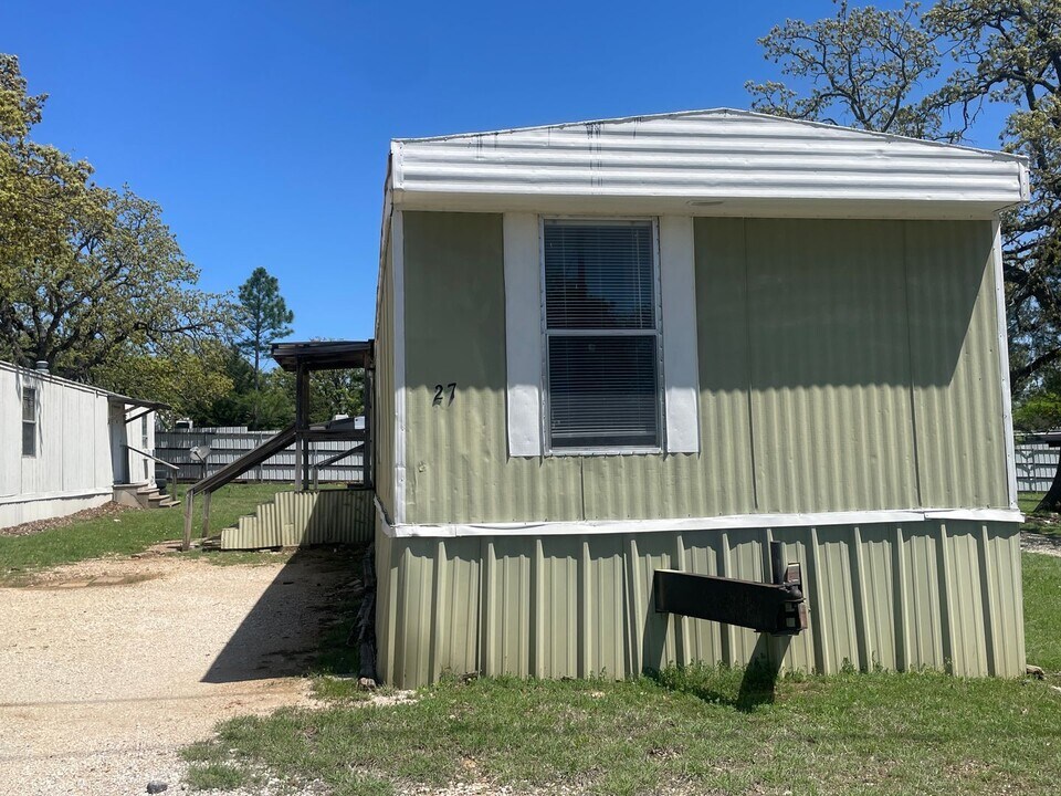27 Blue Star Dr in Keene, TX - Building Photo