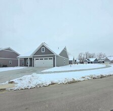 8452 Oak Shade Cir in Davison, MI - Foto de edificio - Building Photo