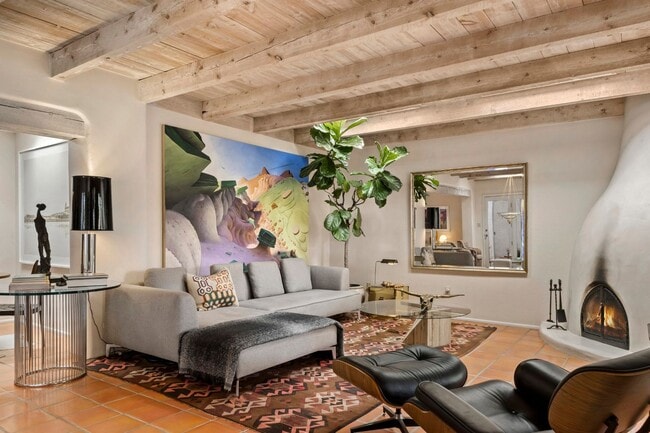 303 Calle Loma Norte