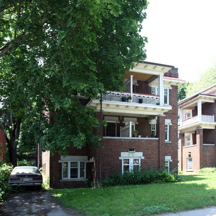 4 Pinewood Ave in Toronto, ON - Building Photo