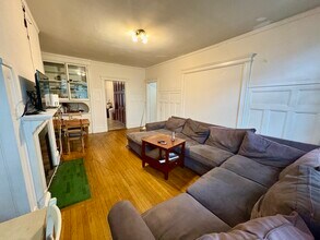 1911 Beacon St, Unit 3 in Brookline, MA - Foto de edificio - Building Photo
