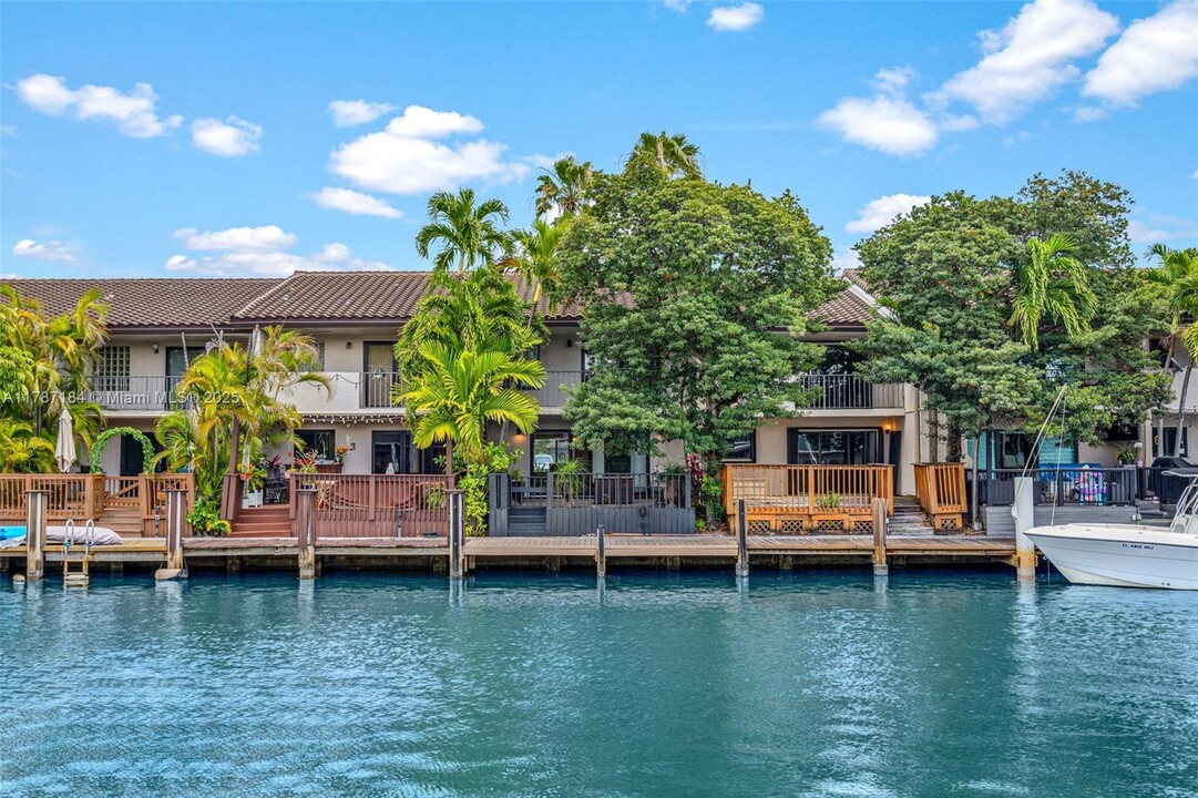 16484 NE 27th Ave in North Miami Beach, FL - Foto de edificio