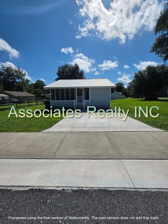 145 SW 257th St in Newberry, FL - Foto de edificio - Building Photo
