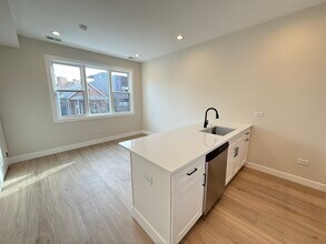 2750 W Francis Pl, Unit 2 in Chicago, IL - Building Photo - Building Photo