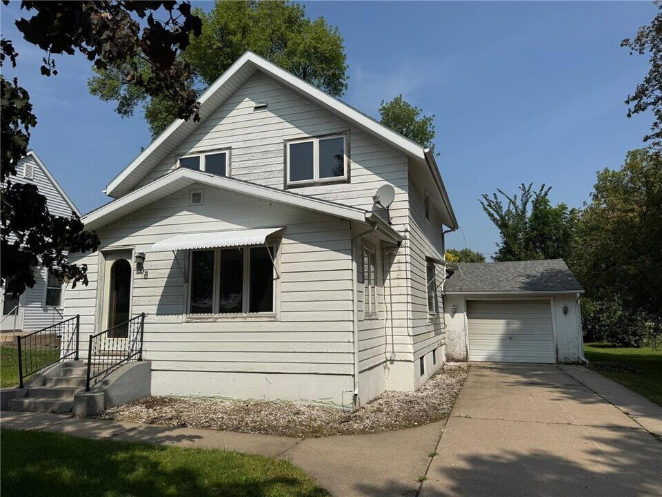908 11th Ave in Clarkfield, MN - Building Photo