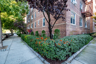 The Sutton in Rego Park, NY - Foto de edificio - Building Photo