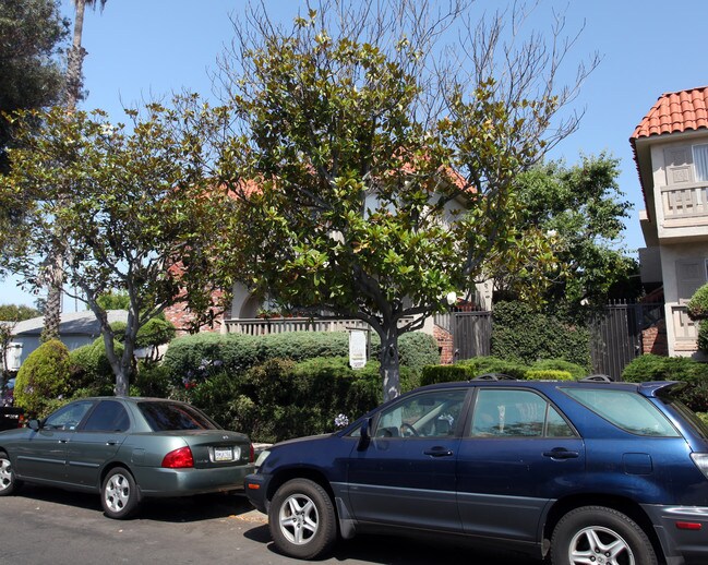 12039 Goshen Ave in Los Angeles, CA - Foto de edificio - Building Photo