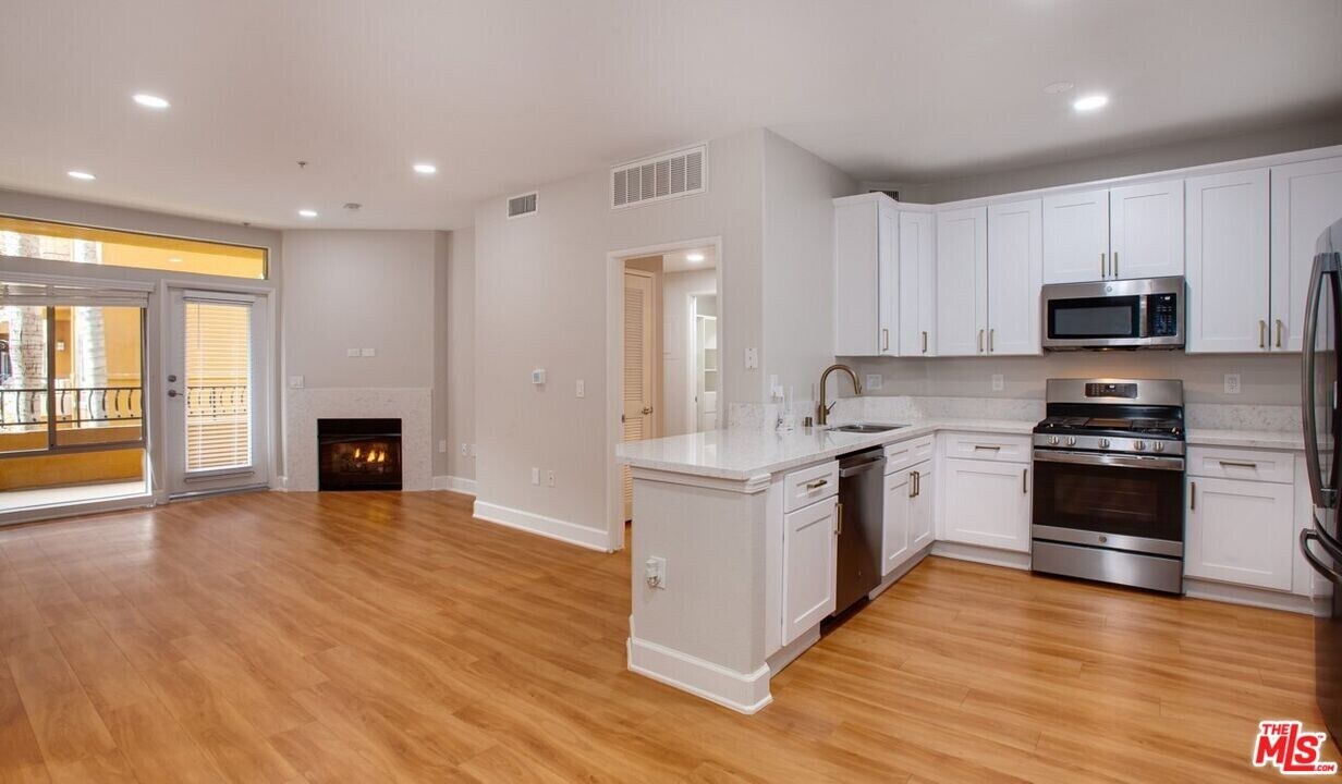 346 Hauser Blvd in Los Angeles, CA - Building Photo