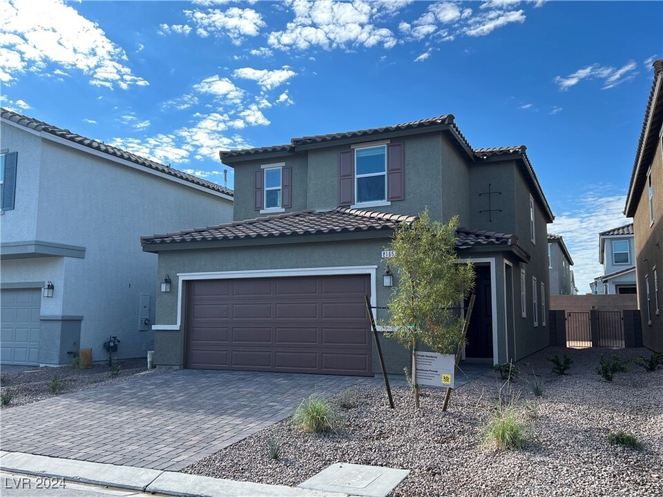 8165 Guadiano Ave in Las Vegas, NV - Building Photo