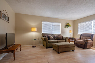 Riverbend- Furnished and All Bills Paid! in Orange, TX - Foto de edificio - Interior Photo