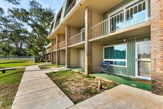 210 Pelham Rd in Fort Walton Beach, FL - Foto de edificio - Building Photo