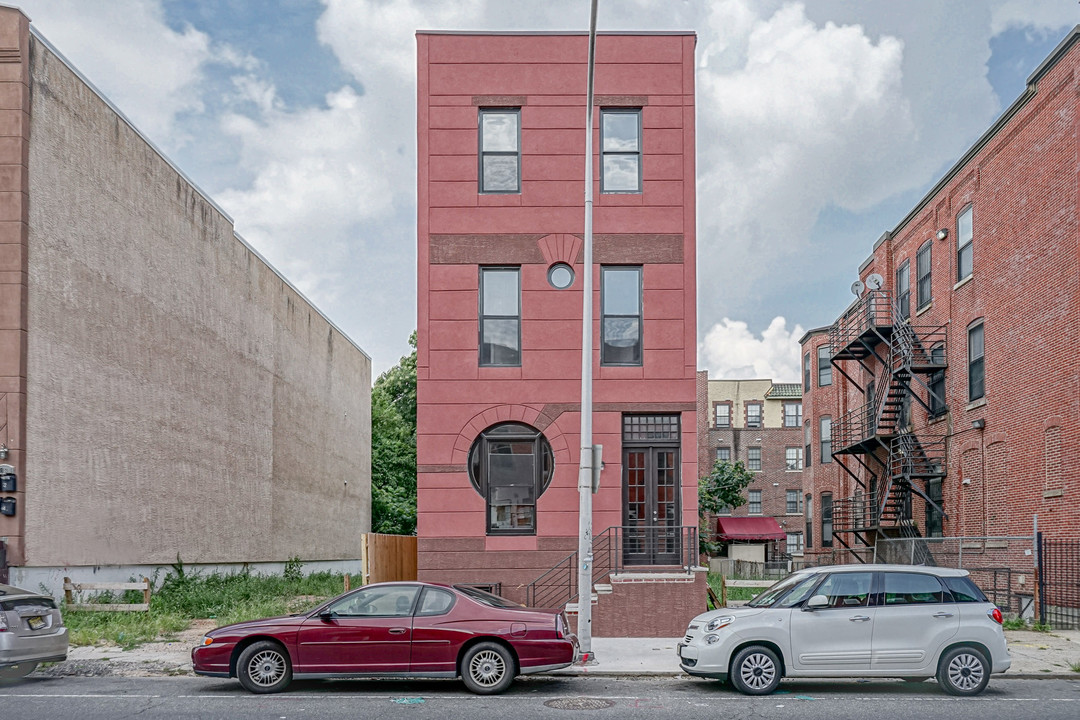 1827 W Diamond St in Philadelphia, PA - Building Photo