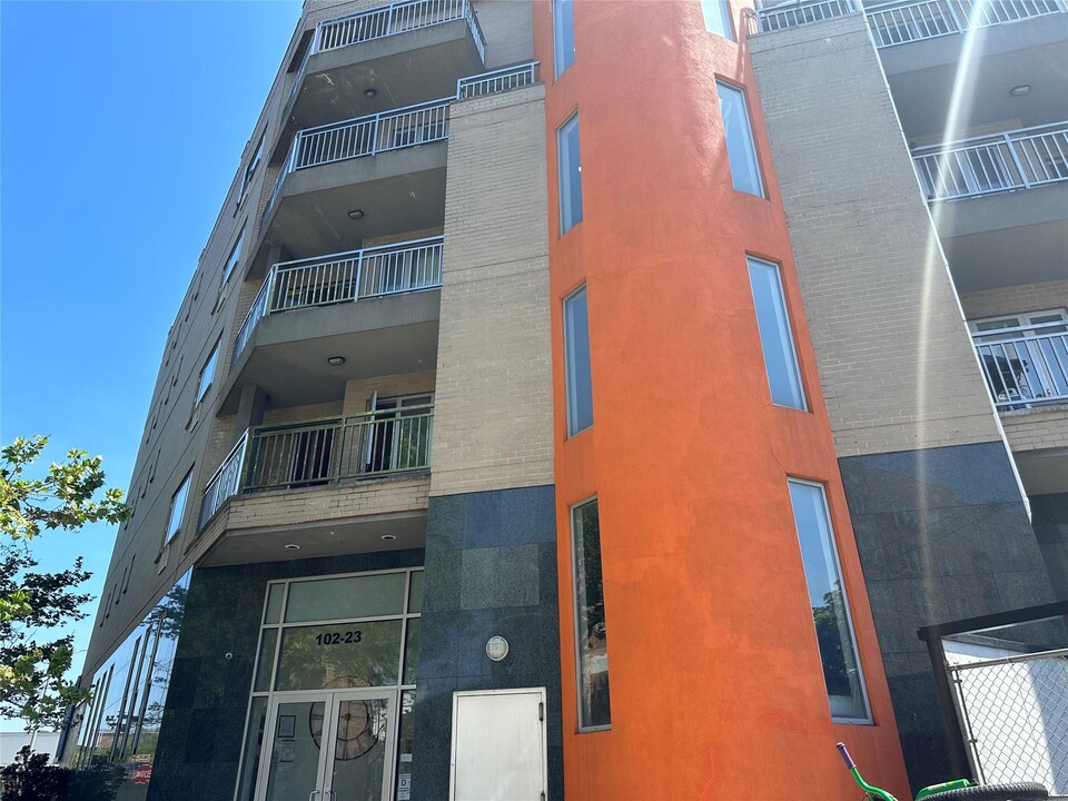 102-23 Horace Harding Expy in Queens, NY - Building Photo