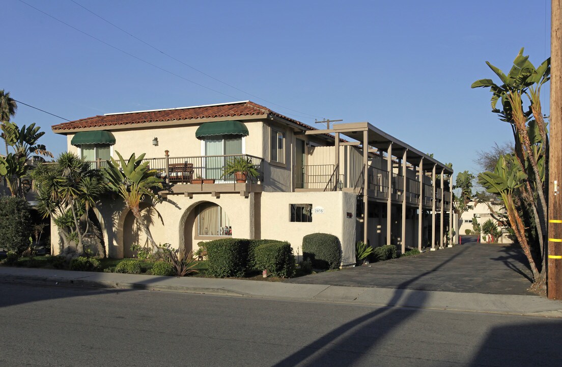 2035 Fullerton Ave in Costa Mesa, CA - Foto de edificio