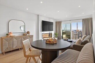 218 E Surfside Dr, Unit 218 E Surfside in Port Hueneme, CA - Foto de edificio - Building Photo