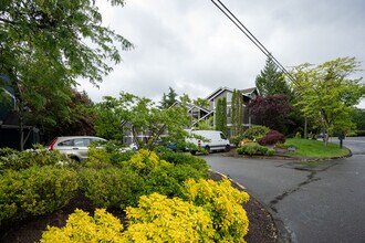 3840 W Lake Sammamish Pky in Redmond, WA - Foto de edificio - Building Photo