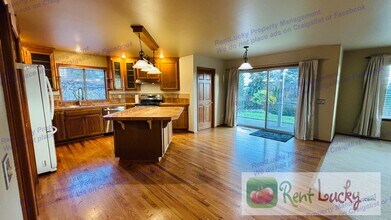 5216 Ridge Dr NE in Tacoma, WA - Building Photo - Building Photo