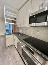 328 E 59th St, Unit 10 in New York, NY - Building Photo - Building Photo