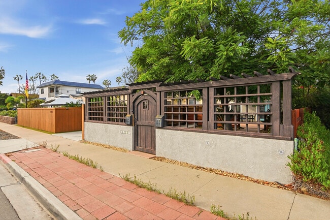 2154 Oliver Ave in San Diego, CA - Building Photo - Building Photo