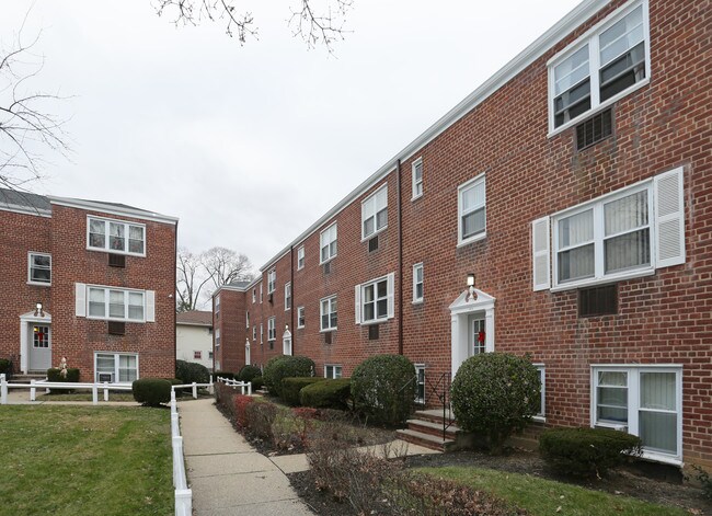 Maple Crest Apartments at East Rockaway photo'