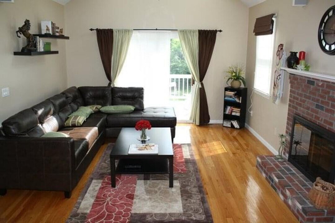 5 Hemlock Ln in Framingham, MA - Building Photo