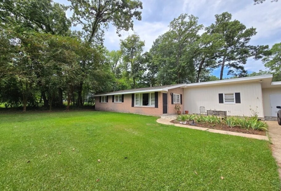 1820 Robison Hill Rd in Montgomery, AL - Building Photo