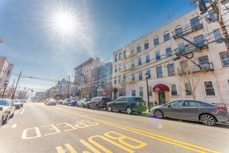 211 48th St, Unit B3 in Union City, NJ - Building Photo - Building Photo