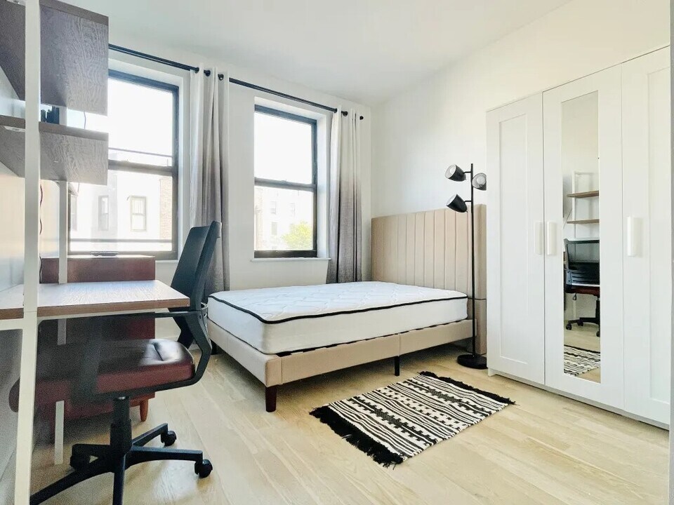 Furnished room/NOT APARTMENT, Unit 2B in Brooklyn, NY - Building Photo