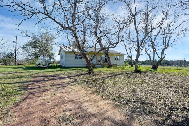1232 Co Rd 1805 in Crockett, TX - Building Photo - Building Photo