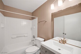 8450 Alta Dr in Las Vegas, NV - Building Photo - Building Photo