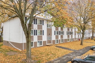 Wedgewood West in Rochester, NY - Building Photo - Building Photo