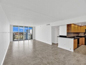 10350 W Bay Harbor Dr in Miami Beach, FL - Foto de edificio - Building Photo