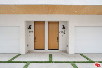 726 Robinson St in Los Angeles, CA - Foto de edificio - Building Photo