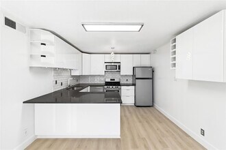 1304 Summit St in Austin, TX - Building Photo - Building Photo