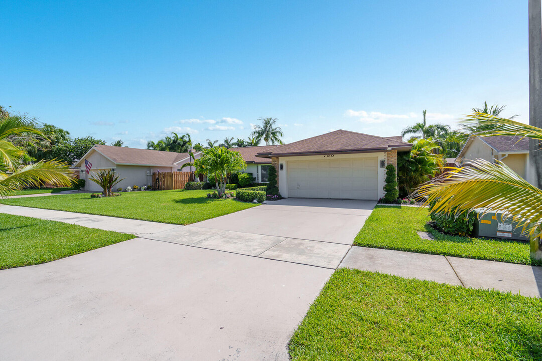 738 NW 42nd Way in Deerfield Beach, FL - Foto de edificio