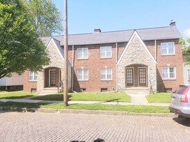 230 W Pacemont Rd in Columbus, OH - Building Photo