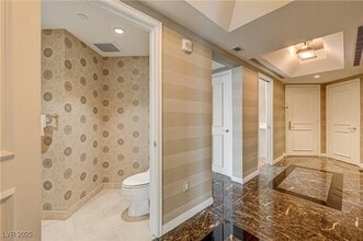 2857 Paradise Rd in Las Vegas, NV - Foto de edificio - Building Photo
