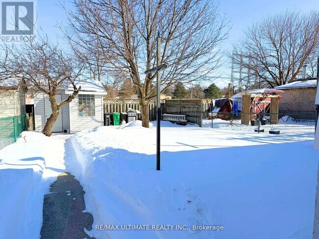 2201 Stir Crescent in Mississauga, ON - Building Photo - Building Photo