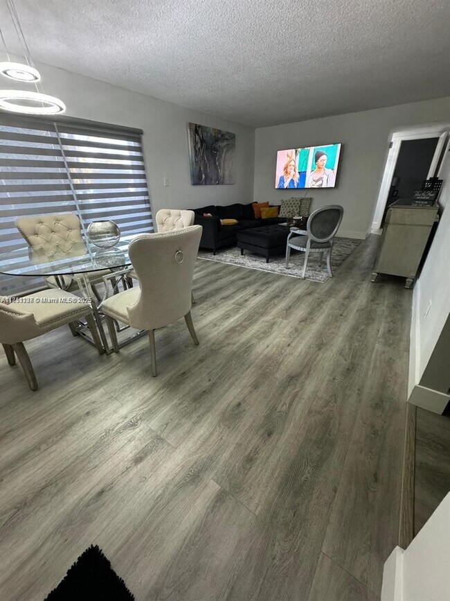 370 E Laurel Dr in Margate, FL - Building Photo - Building Photo