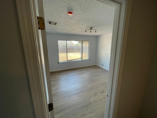 1354 Falcon St in Los Banos, CA - Building Photo - Building Photo