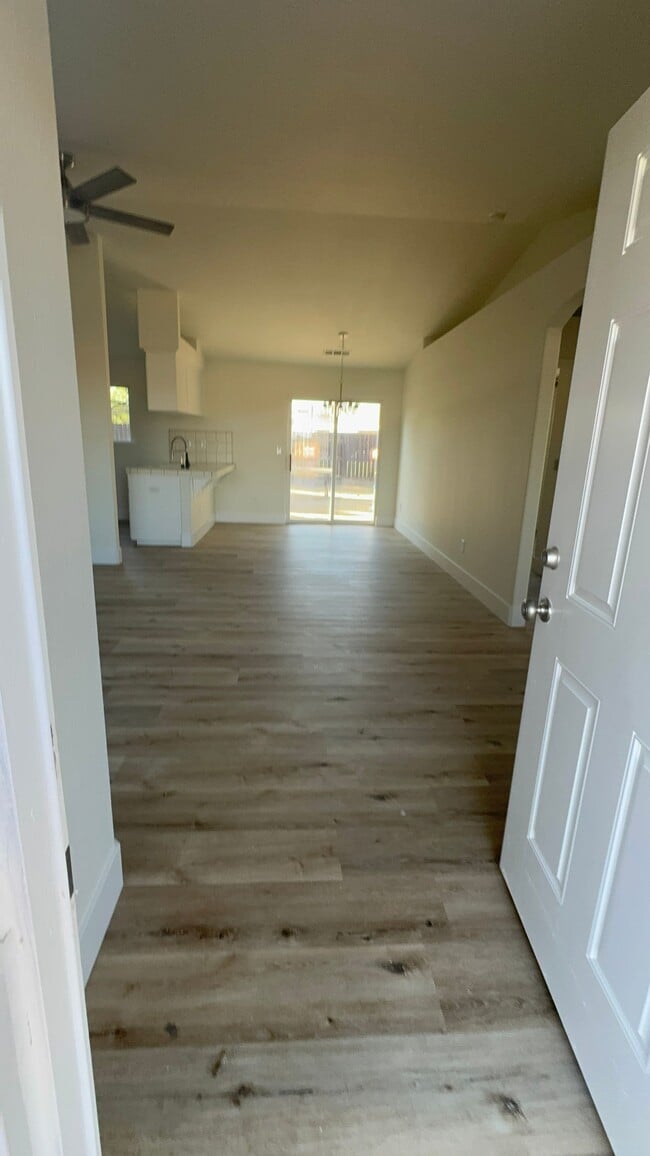 1298 W Cortner St in Hanford, CA - Building Photo - Building Photo