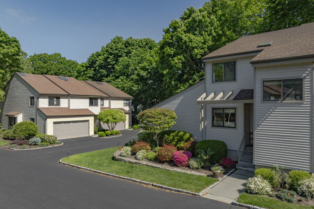 Lansing Meadows in Cos Cob, CT - Building Photo