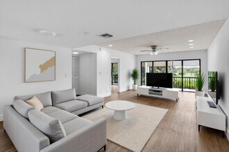 1701 Presidential Way in West Palm Beach, FL - Foto de edificio - Building Photo