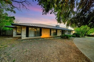 605 Squires Row in San Antonio, TX - Building Photo