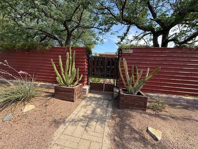 property at 3039 E Hawthorne St