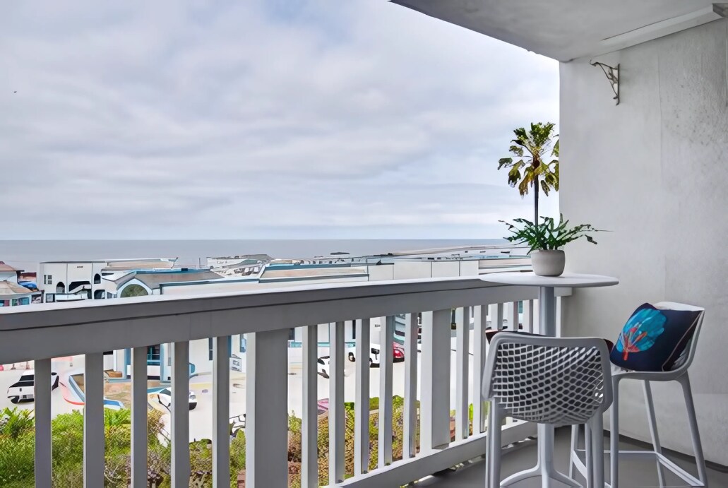 630 The Village, Unit 116 in Redondo Beach, CA - Foto de edificio