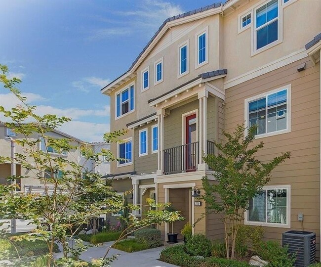 2729 Sunrise Way in Pomona, CA - Foto de edificio - Building Photo